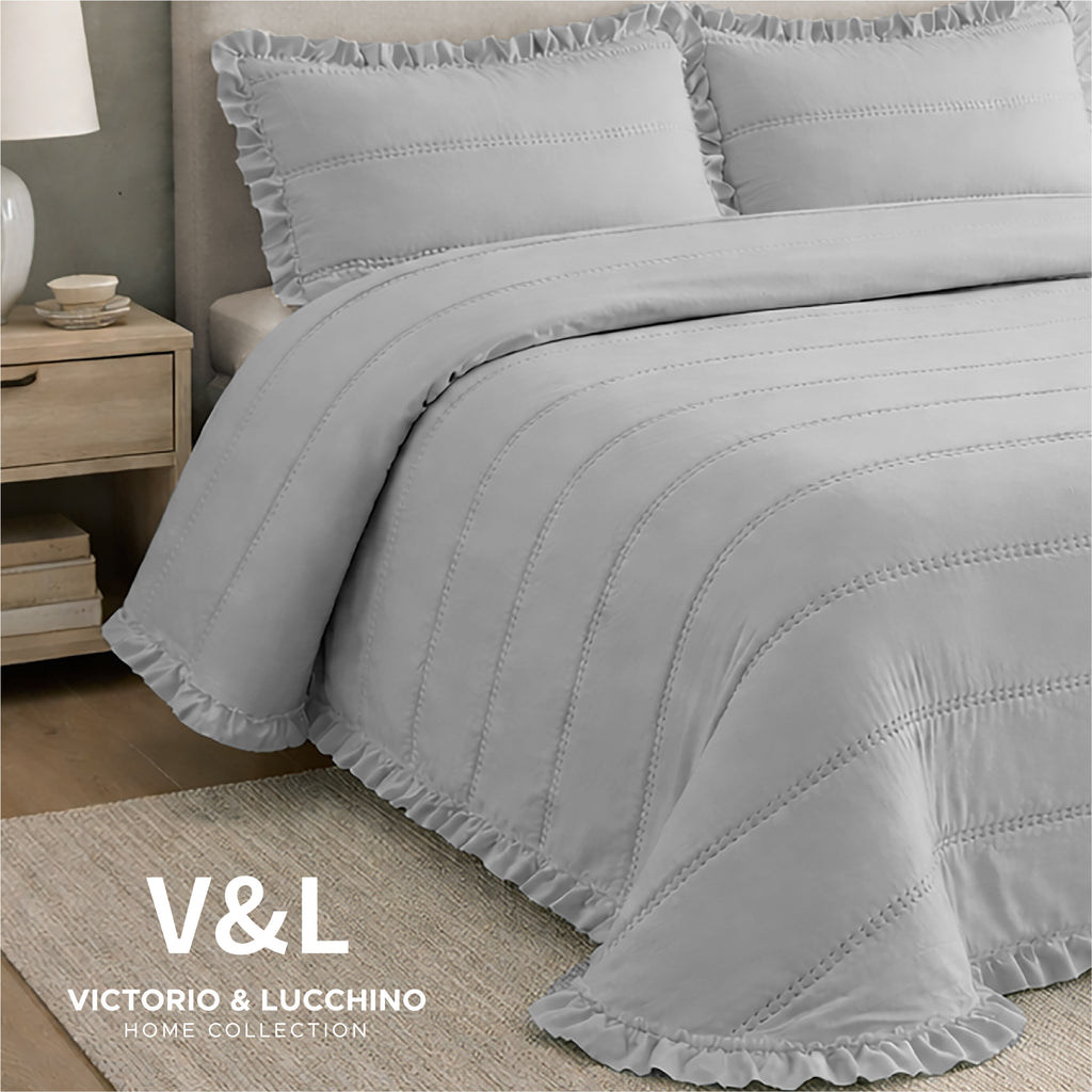 Victorio & Lucchino – Colcha Lavada Termosellada con Volante - Modelo Lorena - Gris